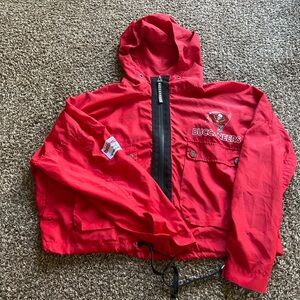 Wear by Erin Andrews, really nice Buccaneers windbreaker. Size medium!